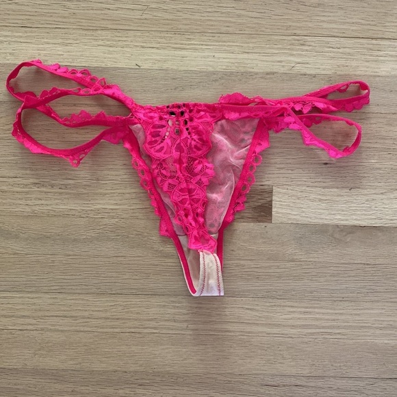 Victoria’s Secret Eyelet and Mesh Thong - Picture 4 of 5